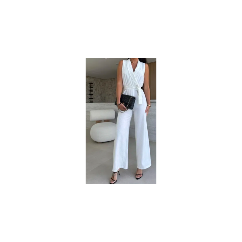 Combinaison pantalon fluide dans une matière très légère. Combinaison pantalon fluide dans une matière très légère.
