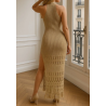 Robe longue en maille légère et élastique en lurex dans une matière en viscose. La robe est ouverte des deux côtés au dessus