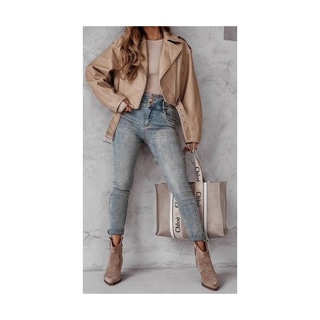 Jean femme en coupe skinny, l'élégance contemporaine et confort avec ce jean super stretch.