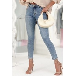 Jean femme en coupe skinny, l'élégance contemporaine et confort avec ce jean super stretch.
