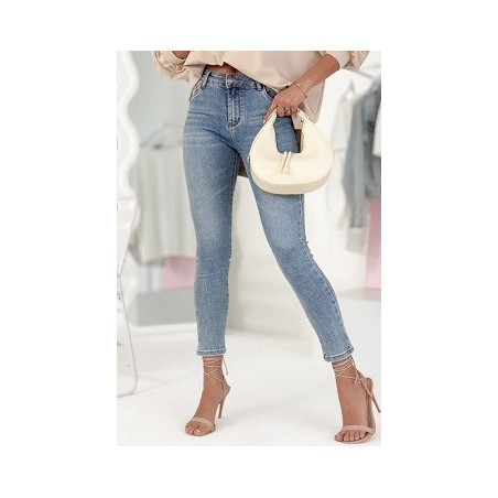 Jean femme en coupe skinny, l'élégance contemporaine et confort avec ce jean super stretch.
