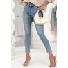 Jean femme en coupe skinny, l'élégance contemporaine et confort avec ce jean super stretch.