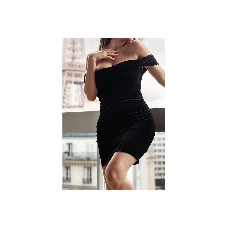 Sublime robe noire dans un velours doux et soyeux. Sublime robe noire dans un velours doux et soyeux.