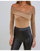 Body à col V décollecte avec empiècements croisé effet bardot.