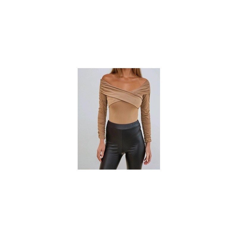 Body à col V décollecte avec empiècements croisé effet bardot. Body à col V décollecte avec empiècements croisé effet bardot.
