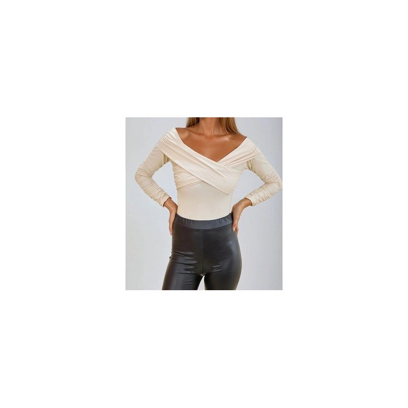 Body à col V décollecte avec empiècements croisé effet bardot. Body à col V décollecte avec empiècements croisé effet bardot.
