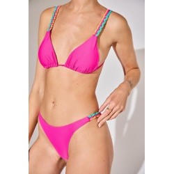 Maillot de bain 2 pièces se démarque avec ses bretelles à trois bandes colorées et ses bijoux raffinés.