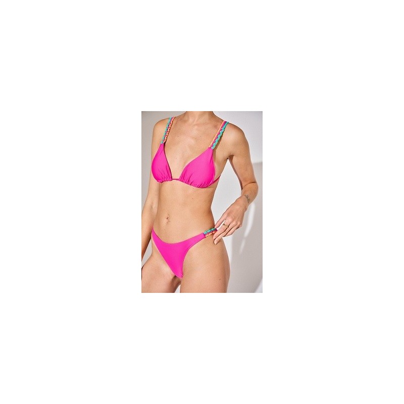 Maillot de bain 2 pièces se démarque avec ses bretelles à trois bandes colorées et ses bijoux raffinés.