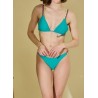 Maillot de bain 2 pièces se démarque avec ses bretelles à trois bandes colorées et ses bijoux raffinés.