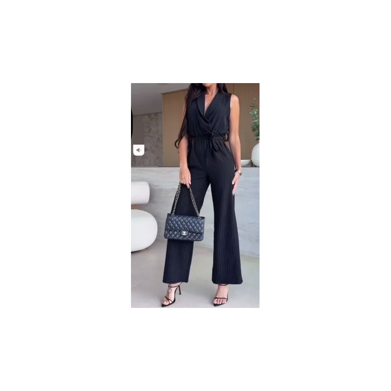 Combinaison pantalon fluide dans une matière très légère. Combinaison pantalon fluide dans une matière très légère.