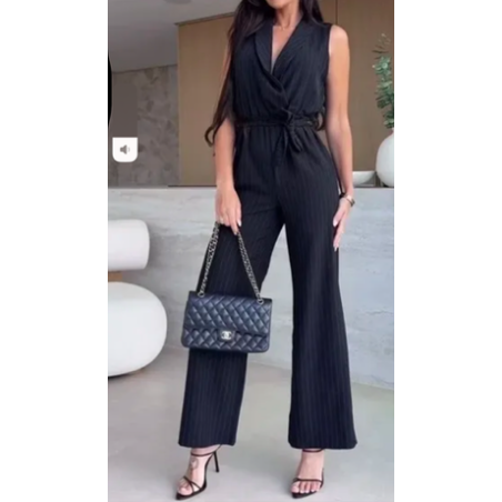 Combinaison pantalon fluide dans une matière très légère.