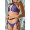 Maillot de bain deux pèces croisé est rehaussé d'un élégant anneau au centre de la poitrine et d'un motif abstrait à la couleur