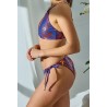Maillot de bain deux pèces croisé est rehaussé d'un élégant anneau au centre de la poitrine et d'un motif abstrait à la couleur